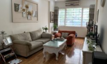 Bán nhà phố La Thành kinh doanh thuận lợi