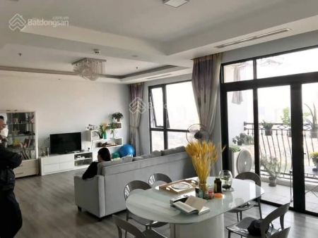 Chính chủ bán căn góc 10 tòa R4A Royal 3PN sáng, 134m2, cửa TB, ban công ĐN, MPDV, giá 8,34 tỷ