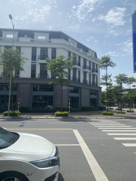 Nhà đẹp KĐT Garden City nộp tiền theo tiến độ, nhà 3 mặt đường rộng 23.5m hướng Đông Nam vượng Khí