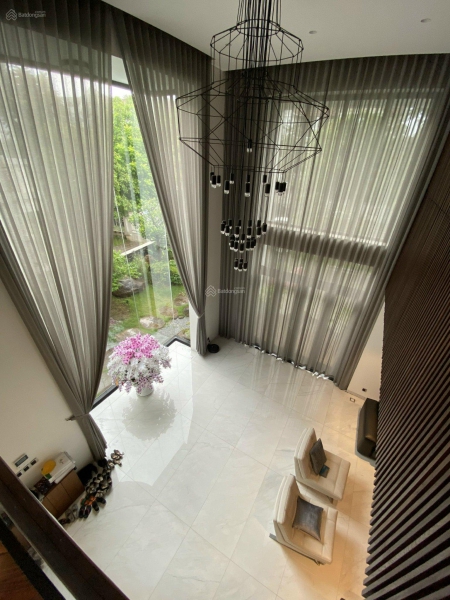 Bán BT Đơn lập nhỏ Hoa Phượng, 210m2, 34 tỷ, HT nội thất hiện đại cực thoáng, view trục đường chính