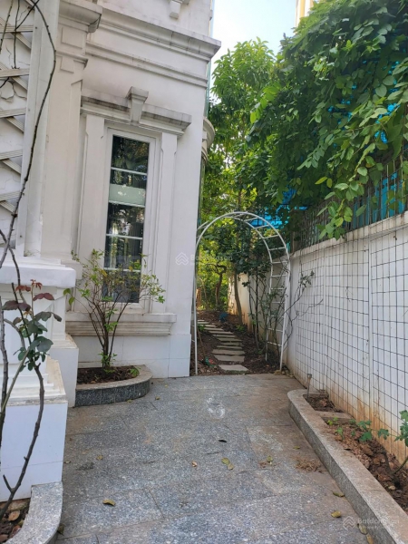 Bán bt vị trí đắc địa, đơn lập 300m²hoàn thiện chất lượng, view 2 làn sông Bằng Lăng